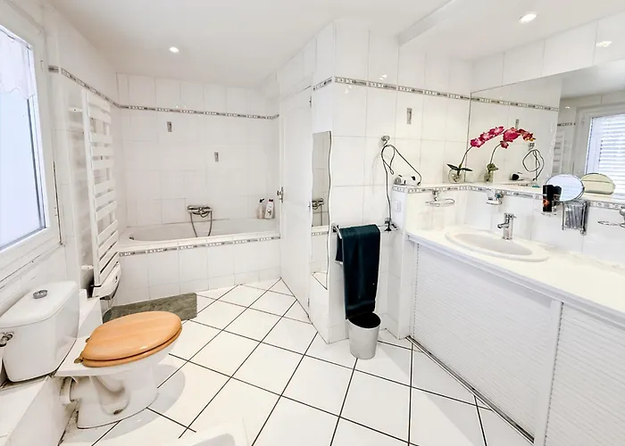 Maison 4 Ch, Veranda, Proche Commodites, Holiday home