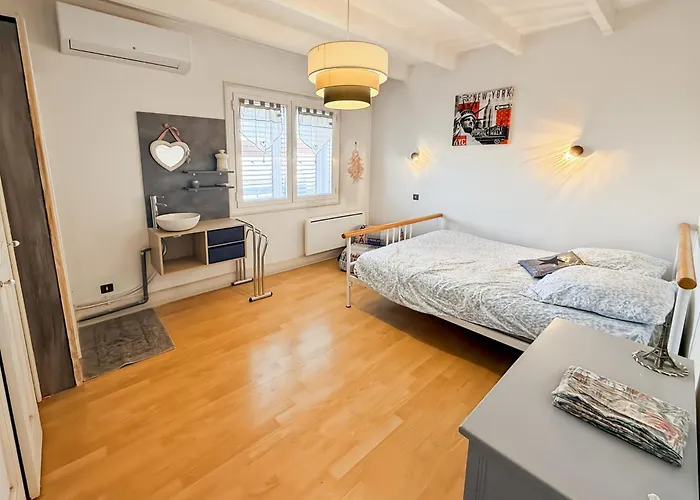 Hébergement de vacances Maison 4 Ch, Véranda, Proche Commodités, *