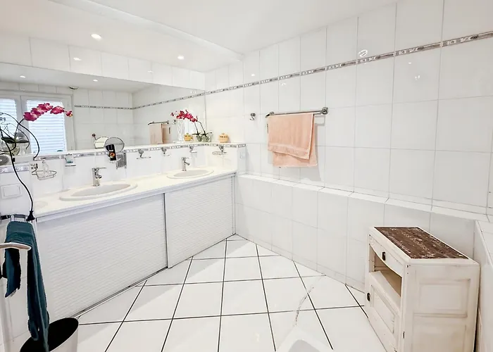 Maison 4 Ch, Véranda, Proche Commodités,